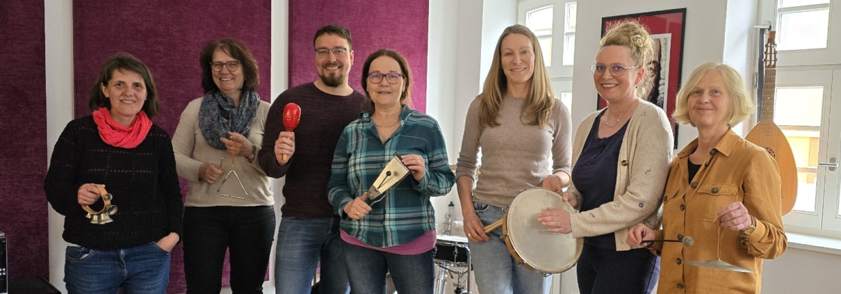 Lehrkräfte für Musikalische Früherziehung der musikkulturschule, der Musikschule im Alten Esel in Lauterbach stehen im Flügelsaal der musikkulturschule