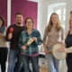 Lehrkräfte für Musikalische Früherziehung der musikkulturschule, der Musikschule im Alten Esel in Lauterbach stehen im Flügelsaal der musikkulturschule