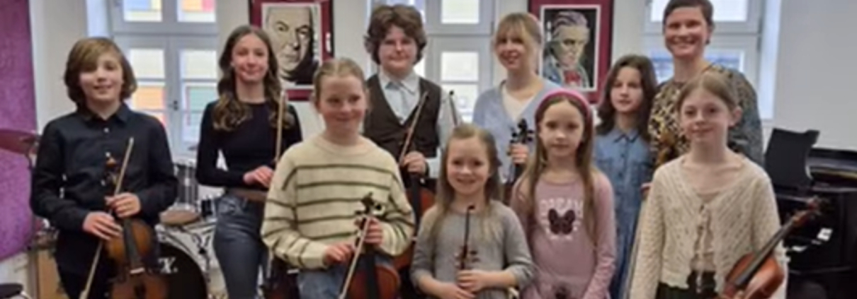 Die Streicherklasse von Natalia Viskova stellt sich im Flügelsaal vor.